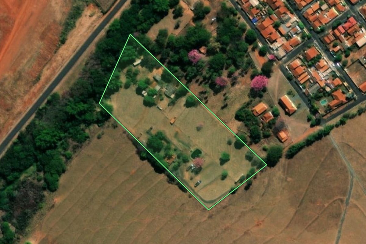 Imagem de satélite do imóvel rural em Nova Granada (SP), com o contorno declarado no CAR desenhado por cima.