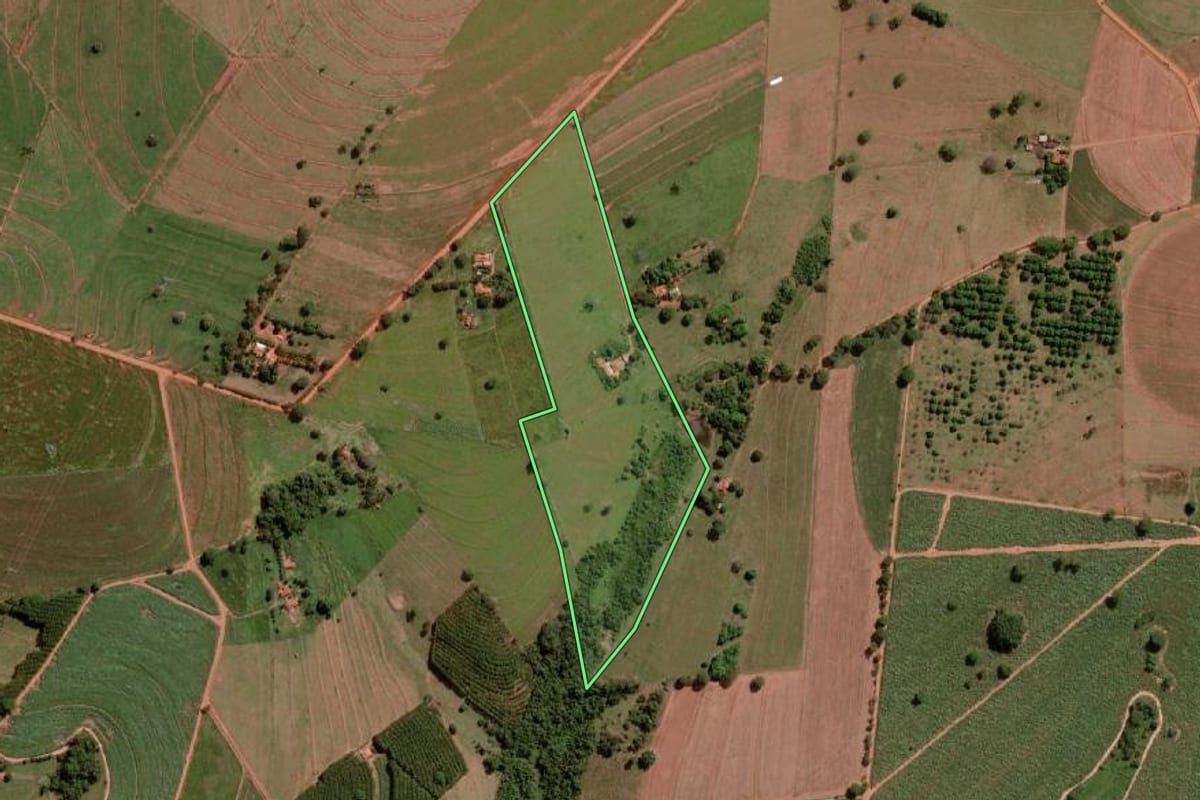 Imagem de satélite do imóvel rural em Nova Granada (SP), com o contorno declarado no CAR desenhado por cima.
