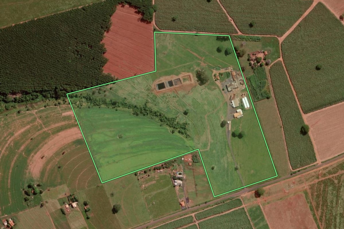 Imagem de satélite do imóvel rural em Nova Granada (SP), com o contorno declarado no CAR desenhado por cima.