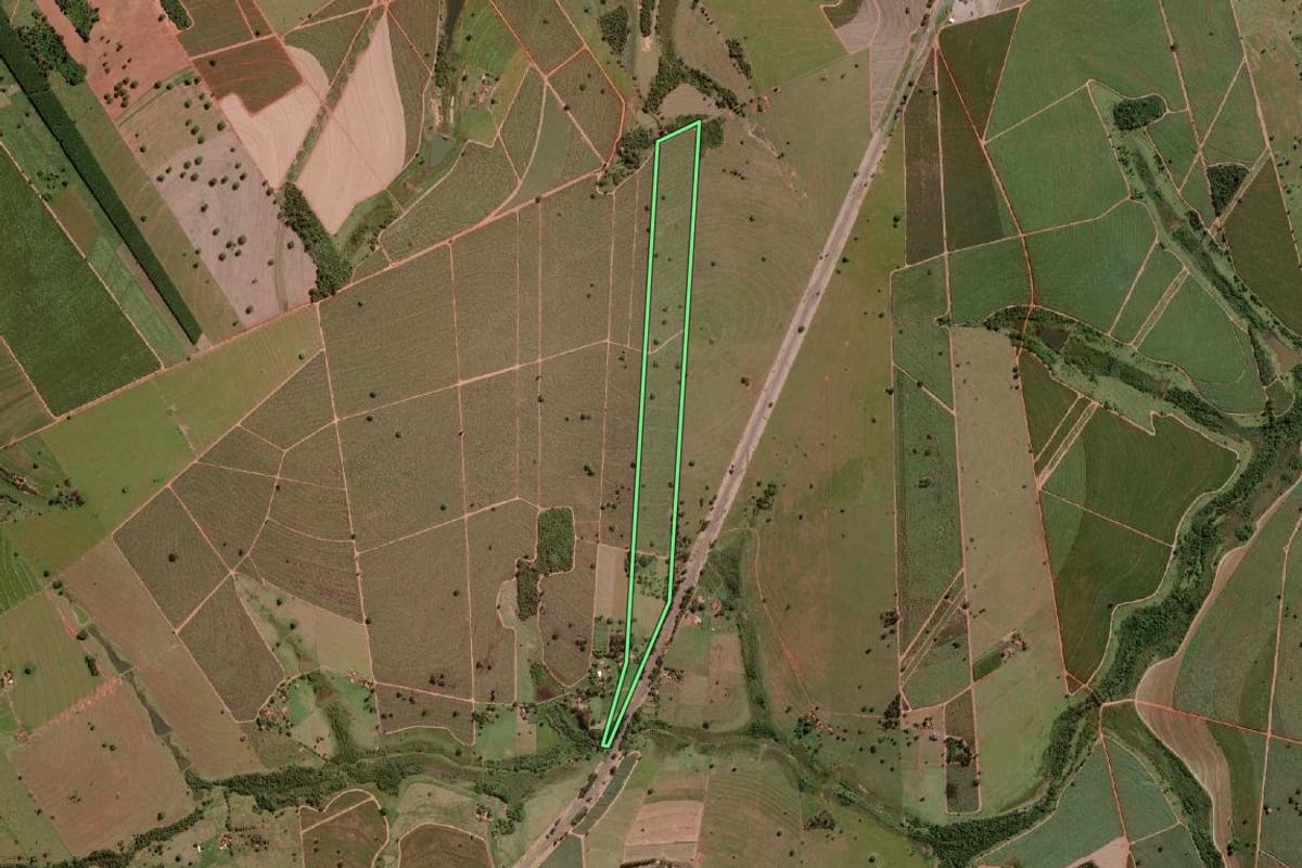 Imagem de satélite do imóvel rural em Nova Granada (SP), com o contorno declarado no CAR desenhado por cima.