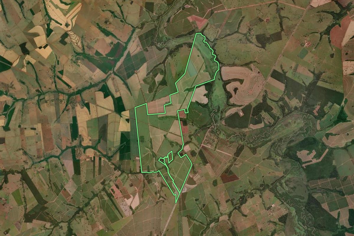 Imagem de satélite do imóvel rural em Nova Granada (SP), com o contorno declarado no CAR desenhado por cima.