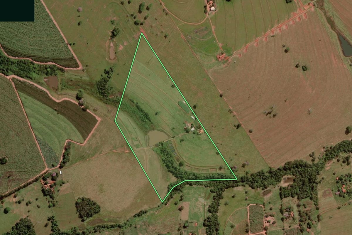 Imagem de satélite do imóvel rural em Nova Granada (SP), com o contorno declarado no CAR desenhado por cima.