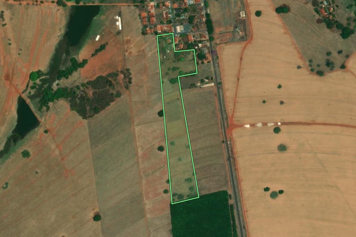 Imagem de satélite do imóvel rural em Nova Granada (SP), com o contorno declarado no CAR desenhado por cima.