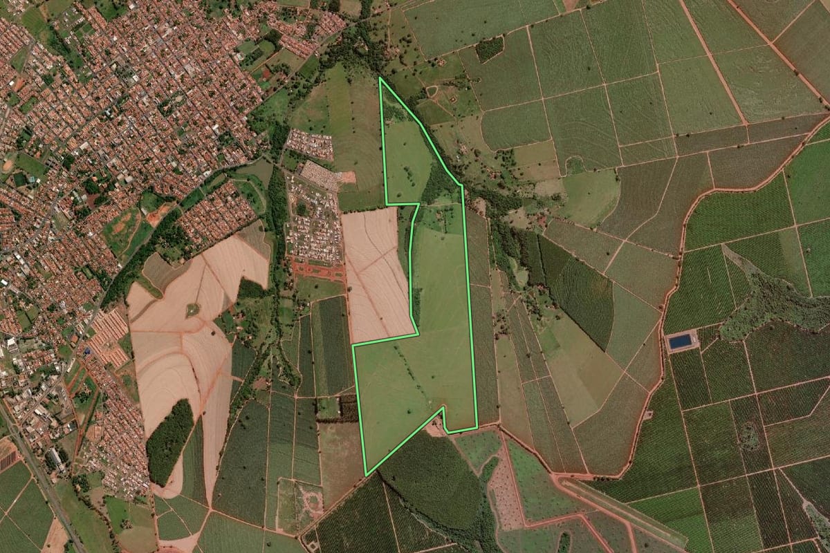 Imagem de satélite do imóvel rural em Nova Granada (SP), com o contorno declarado no CAR desenhado por cima.