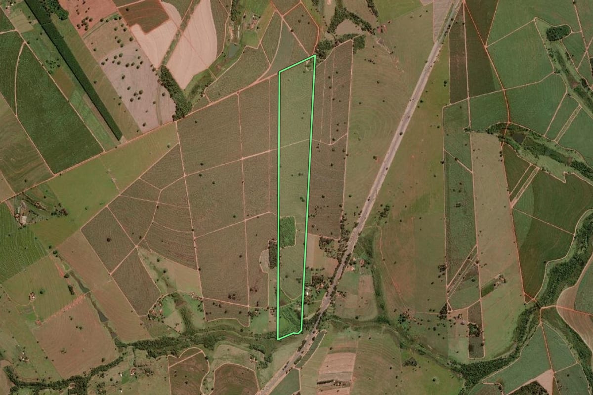 Imagem de satélite do imóvel rural em Nova Granada (SP), com o contorno declarado no CAR desenhado por cima.