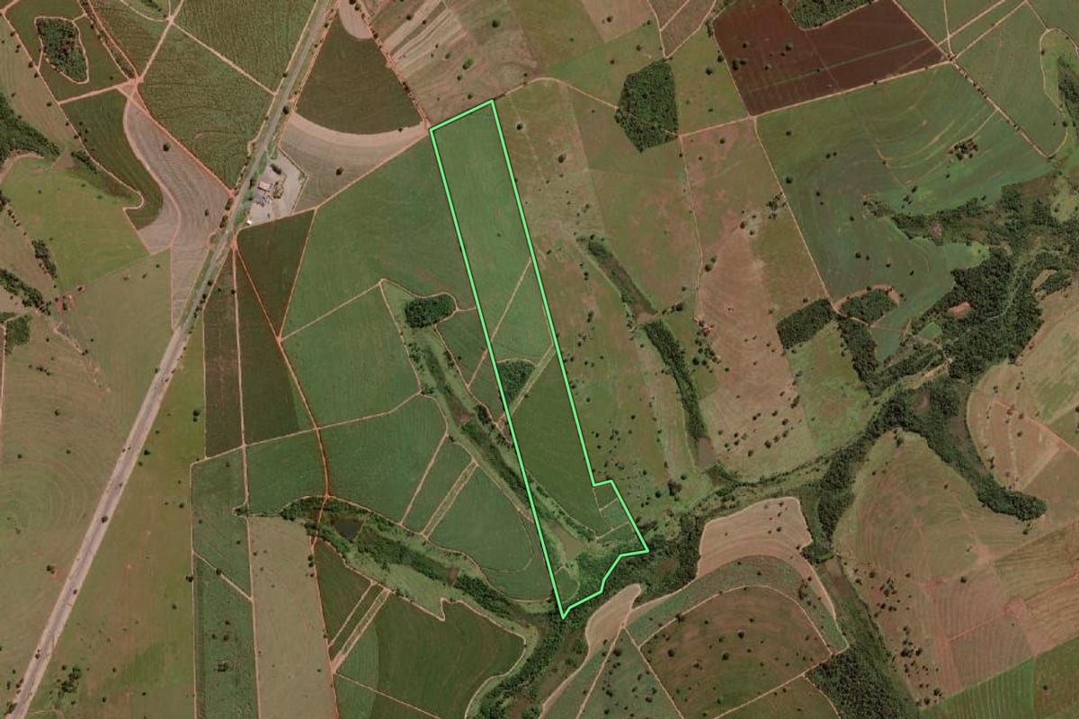 Imagem de satélite do imóvel rural em Nova Granada (SP), com o contorno declarado no CAR desenhado por cima.