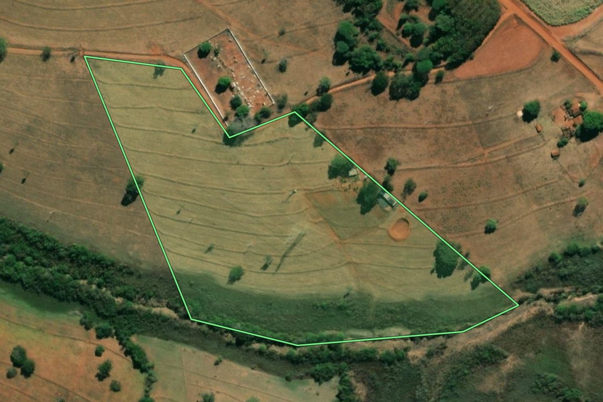 Imagem de satélite do imóvel rural em Nova Granada (SP), com o contorno declarado no CAR desenhado por cima.