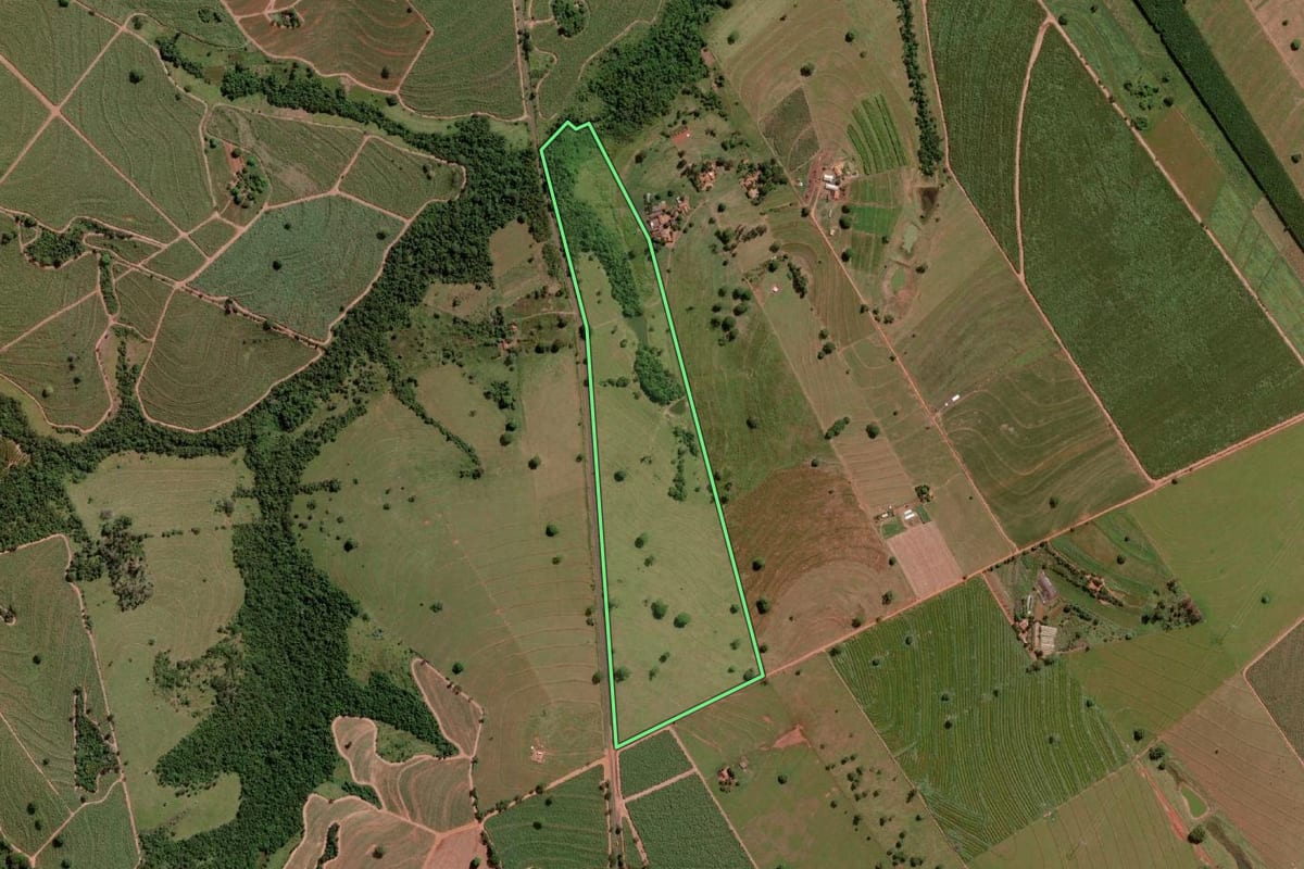 Imagem de satélite do imóvel rural em Nova Granada (SP), com o contorno declarado no CAR desenhado por cima.