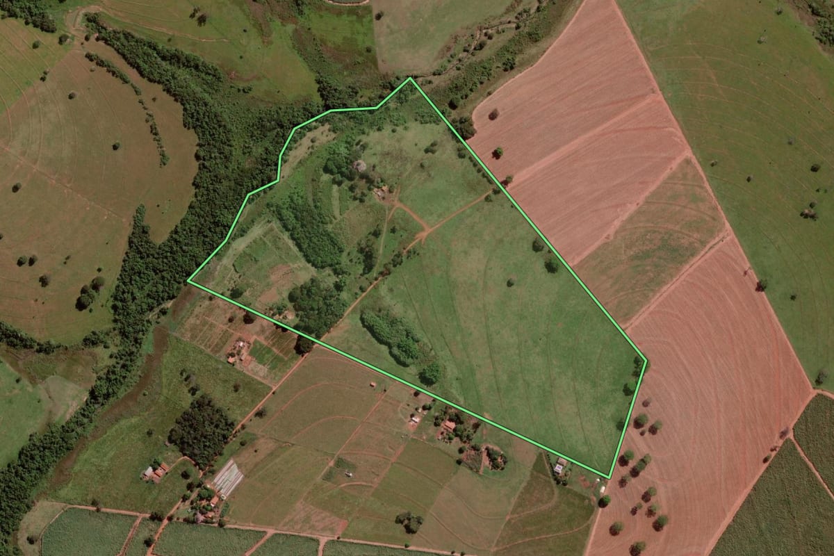 Imagem de satélite do imóvel rural em Nova Granada (SP), com o contorno declarado no CAR desenhado por cima.