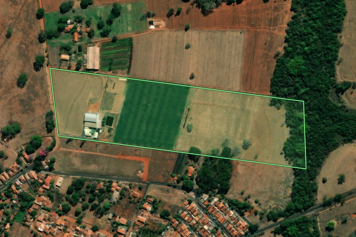 Imagem de satélite do imóvel rural em Nova Granada (SP), com o contorno declarado no CAR desenhado por cima.