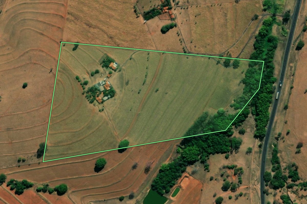 Imagem de satélite do imóvel rural em Nova Granada (SP), com o contorno declarado no CAR desenhado por cima.
