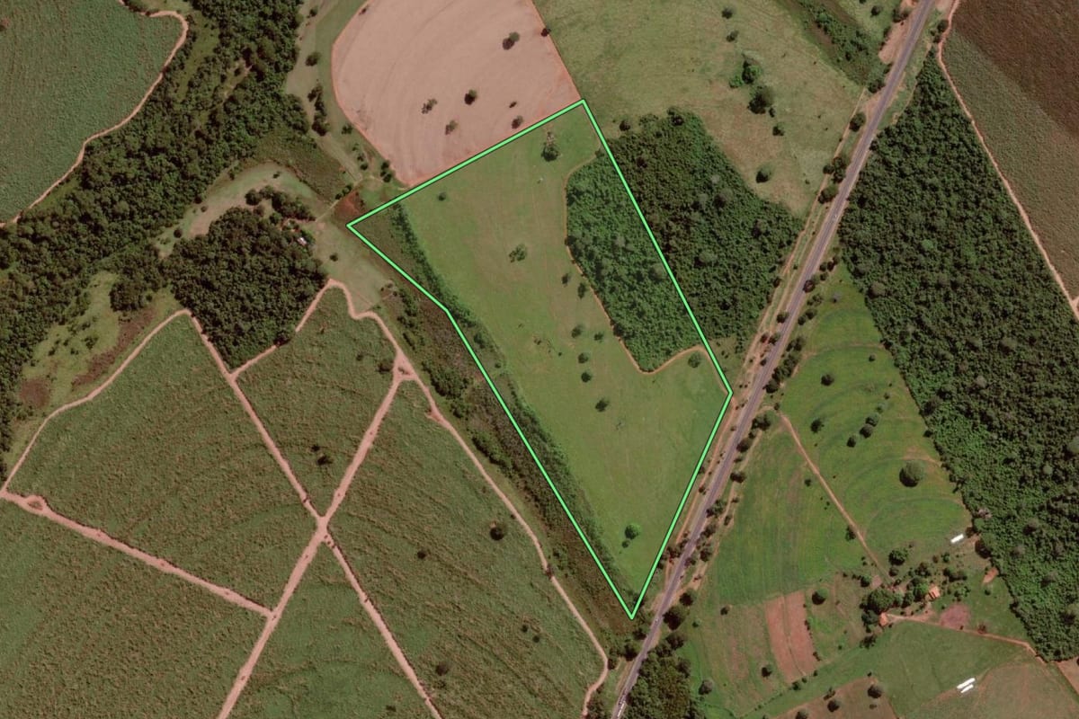 Imagem de satélite do imóvel rural em Nova Granada (SP), com o contorno declarado no CAR desenhado por cima.