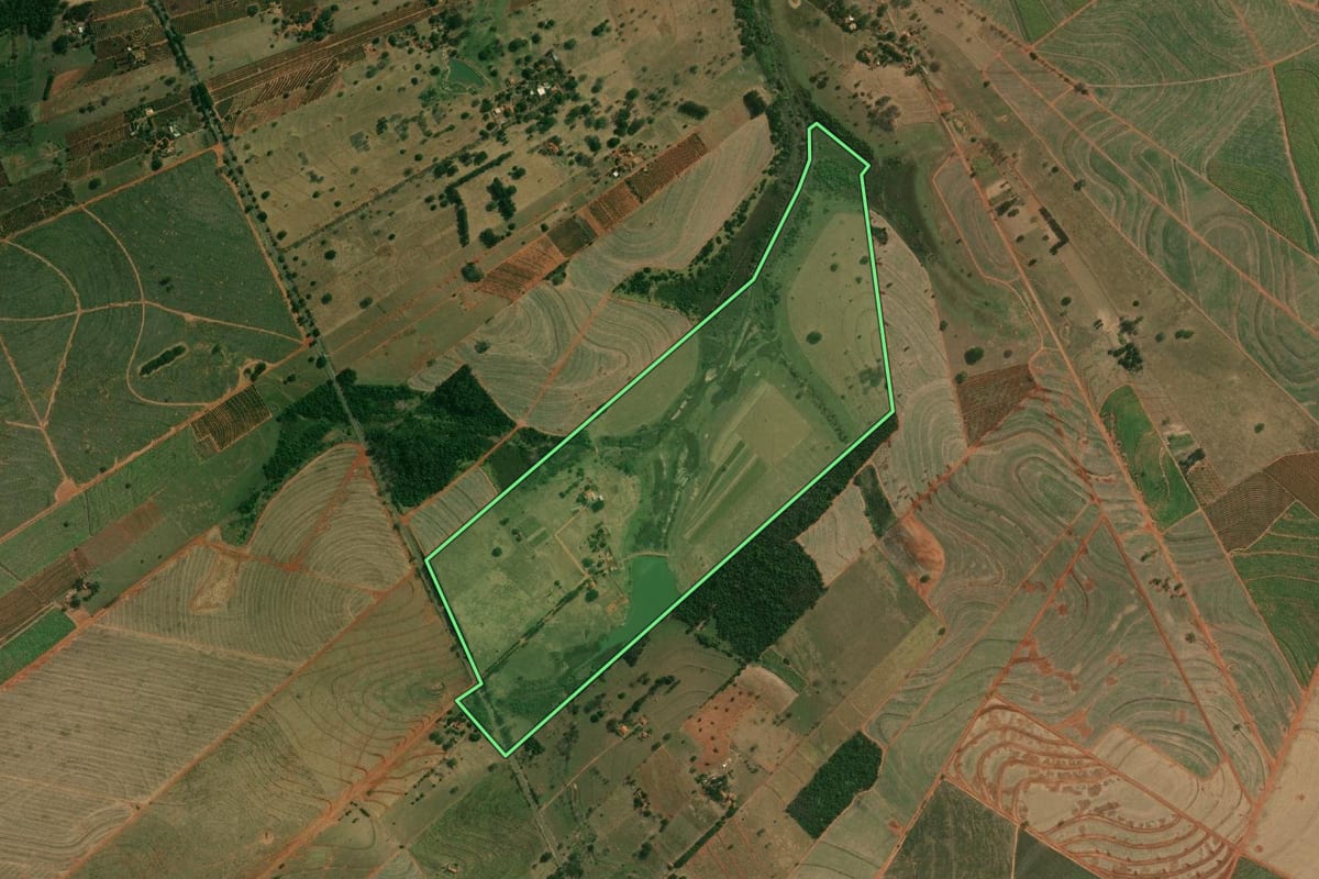 Imagem de satélite do imóvel rural em Nova Guataporanga (SP), com o contorno declarado no CAR desenhado por cima.