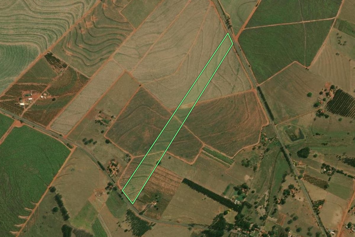 Imagem de satélite do imóvel rural em Nova Guataporanga (SP), com o contorno declarado no CAR desenhado por cima.