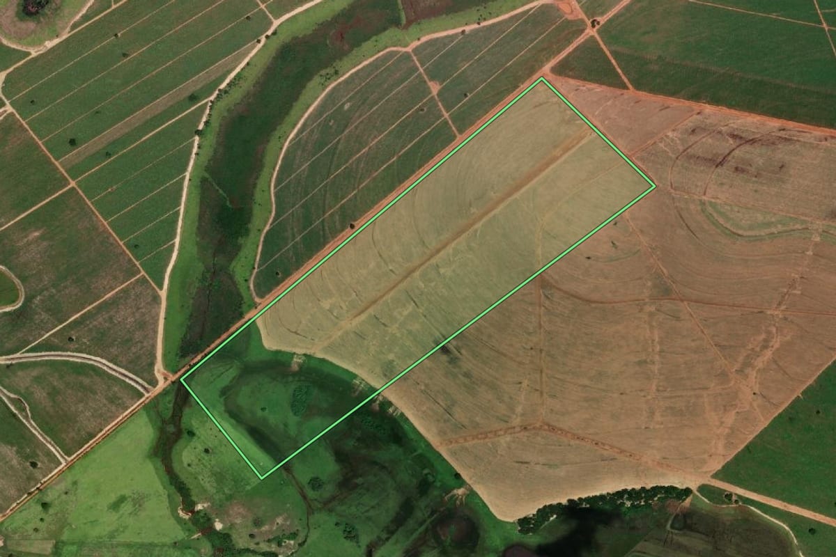 Imagem de satélite do imóvel rural em Nova Independência (SP), com o contorno declarado no CAR desenhado por cima.