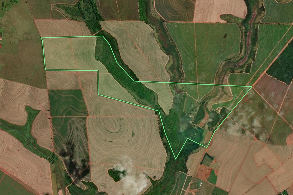 Imagem de satélite do imóvel rural em Nova Independência (SP), com o contorno declarado no CAR desenhado por cima.