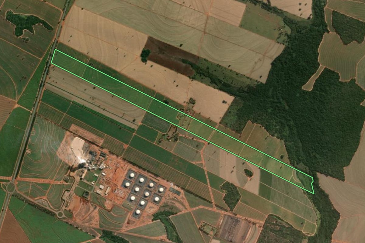 Imagem de satélite do imóvel rural em Nova Independência (SP), com o contorno declarado no CAR desenhado por cima.