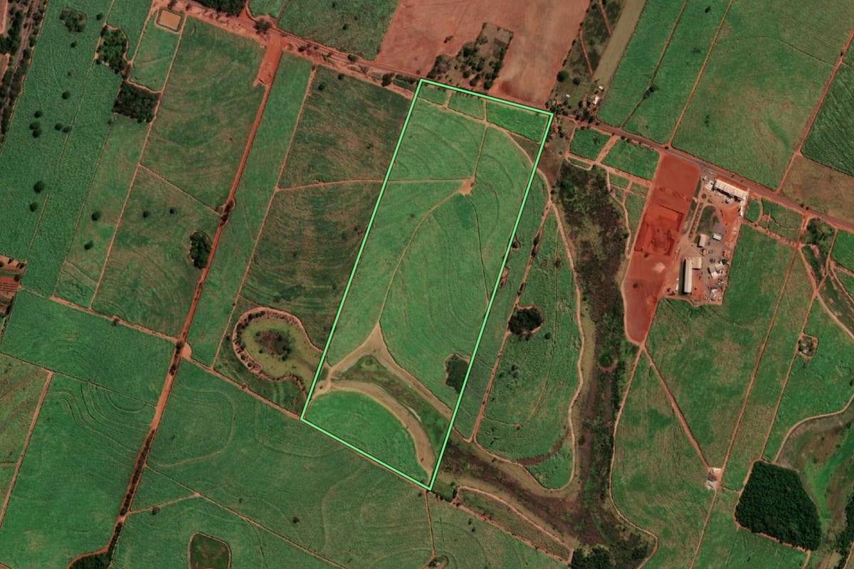 Imagem de satélite do imóvel rural em Nova Independência (SP), com o contorno declarado no CAR desenhado por cima.