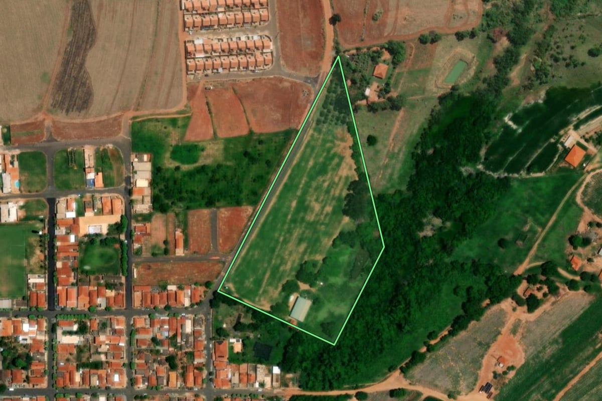 Imagem de satélite do imóvel rural em Novais (SP), com o contorno declarado no CAR desenhado por cima.
