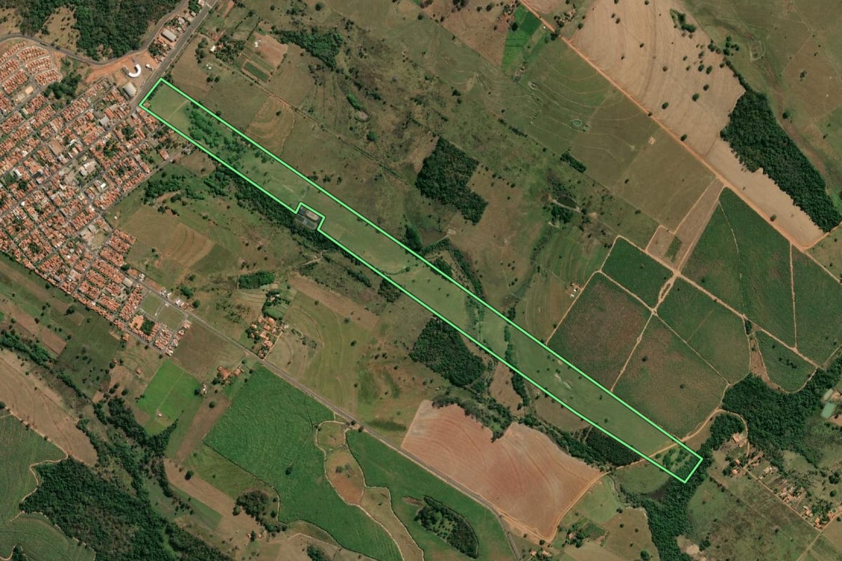 Imagem de satélite do imóvel rural em Nova Luzitânia (SP), com o contorno declarado no CAR desenhado por cima.