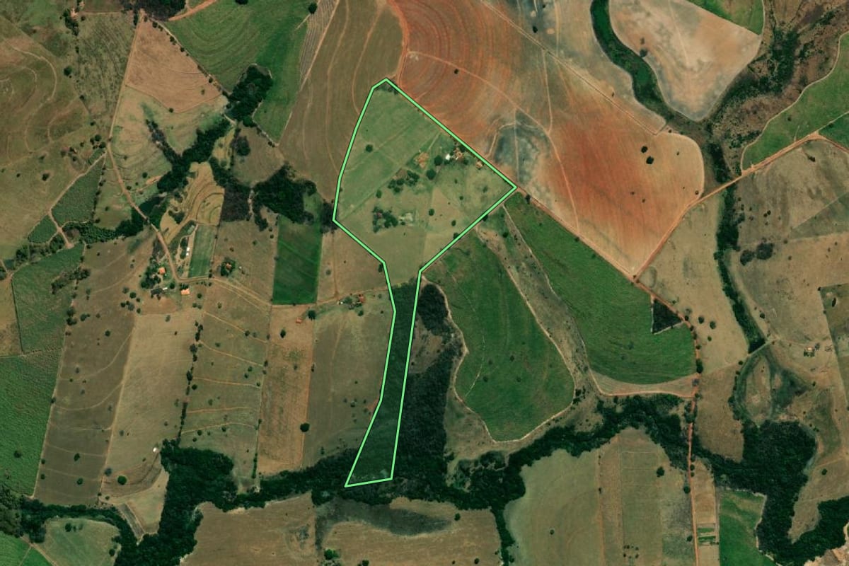 Imagem de satélite do imóvel rural em Nova Luzitânia (SP), com o contorno declarado no CAR desenhado por cima.