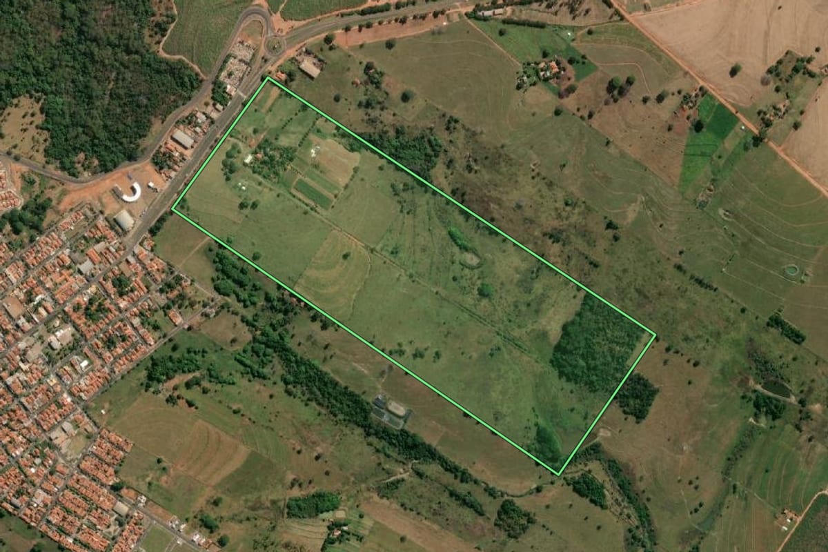 Imagem de satélite do imóvel rural em Nova Luzitânia (SP), com o contorno declarado no CAR desenhado por cima.