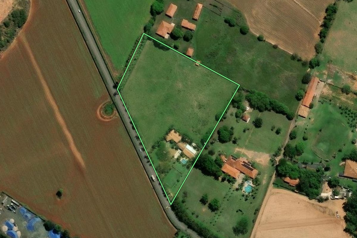 Imagem de satélite do imóvel rural em Nova Odessa (SP), com o contorno declarado no CAR desenhado por cima.