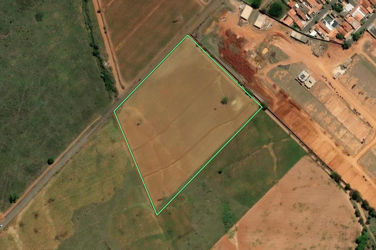 Imagem de satélite do imóvel rural em Nova Odessa (SP), com o contorno declarado no CAR desenhado por cima.