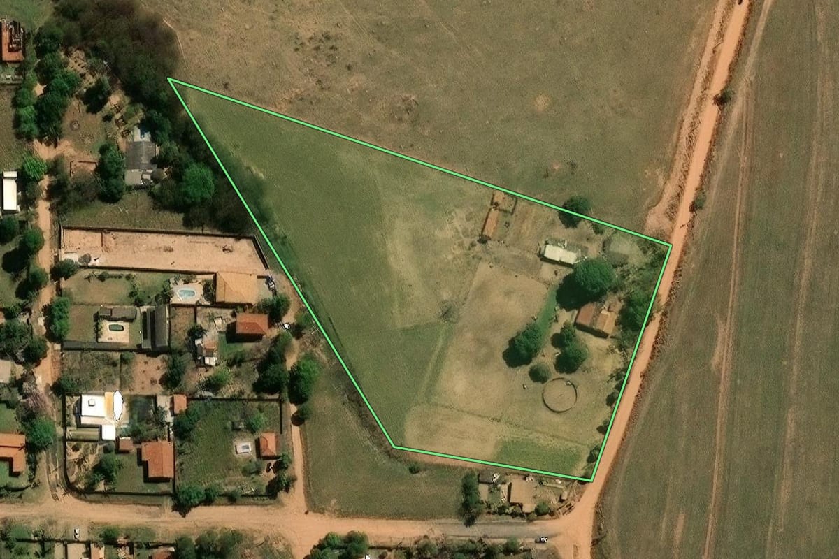 Imagem de satélite do imóvel rural em Nova Odessa (SP), com o contorno declarado no CAR desenhado por cima.