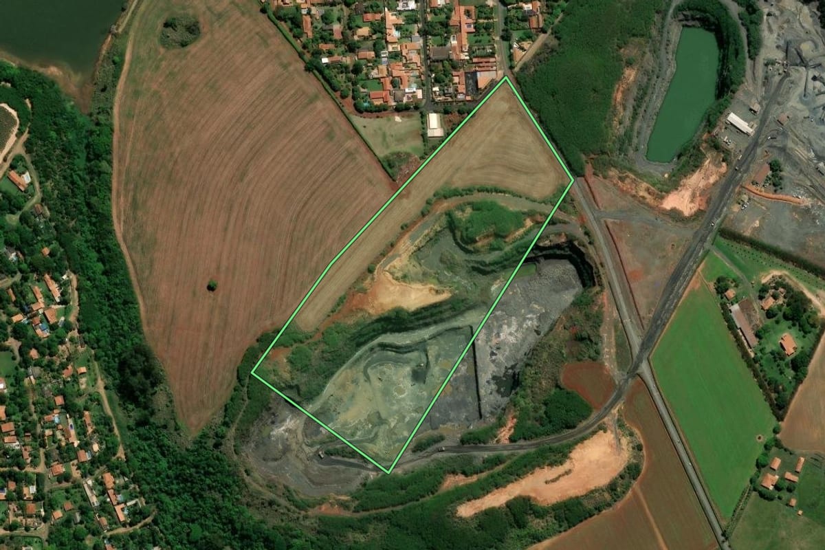 Imagem de satélite do imóvel rural em Nova Odessa (SP), com o contorno declarado no CAR desenhado por cima.