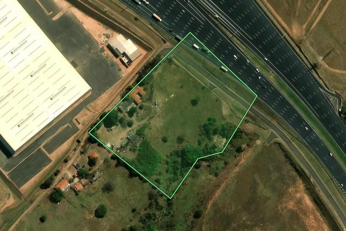 Imagem de satélite do imóvel rural em Nova Odessa (SP), com o contorno declarado no CAR desenhado por cima.