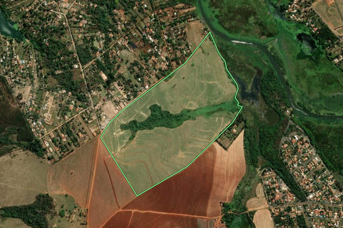 Imagem de satélite do imóvel rural em Nova Odessa (SP), com o contorno declarado no CAR desenhado por cima.