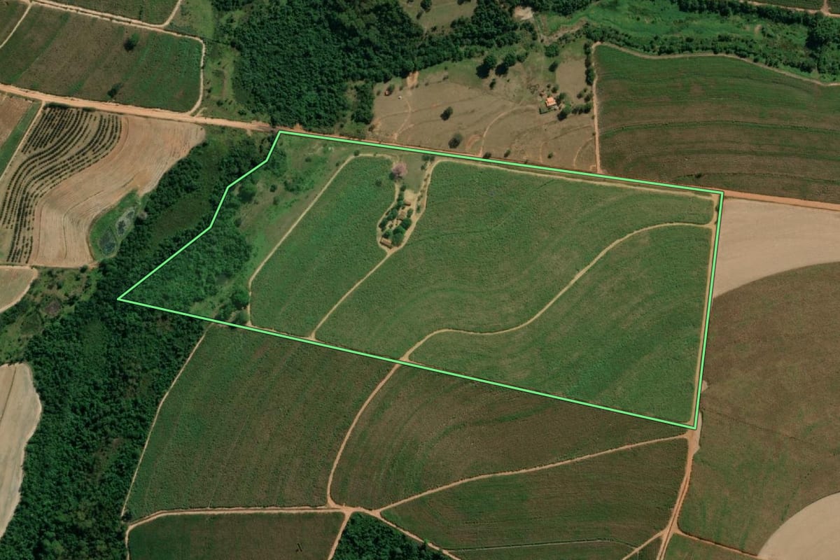 Imagem de satélite do imóvel rural em Novo Horizonte (SP), com o contorno declarado no CAR desenhado por cima.