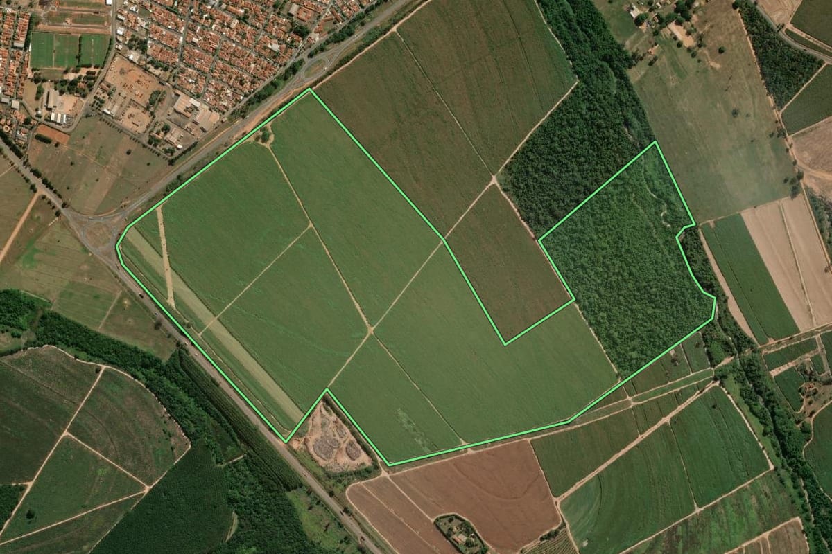 Imagem de satélite do imóvel rural em Novo Horizonte (SP), com o contorno declarado no CAR desenhado por cima.