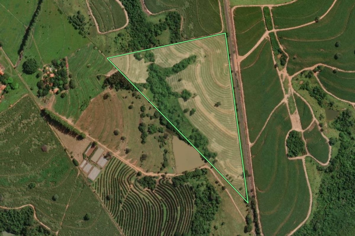 Imagem de satélite do imóvel rural em Novo Horizonte (SP), com o contorno declarado no CAR desenhado por cima.