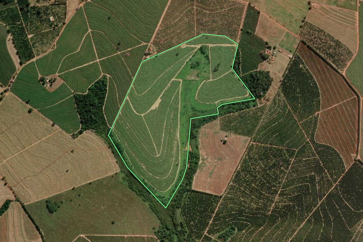 Imagem de satélite do imóvel rural em Novo Horizonte (SP), com o contorno declarado no CAR desenhado por cima.