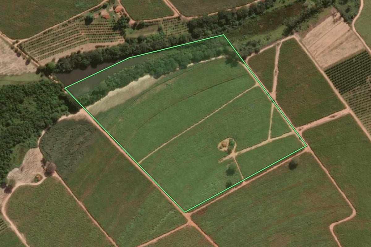 Imagem de satélite do imóvel rural em Novo Horizonte (SP), com o contorno declarado no CAR desenhado por cima.