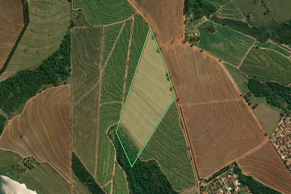 Imagem de satélite do imóvel rural em Novo Horizonte (SP), com o contorno declarado no CAR desenhado por cima.