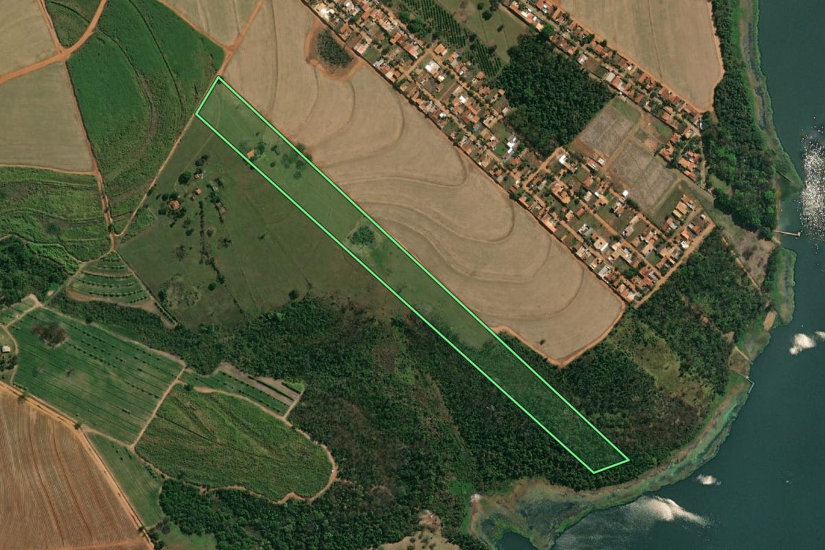 Imagem de satélite do imóvel rural em Novo Horizonte (SP), com o contorno declarado no CAR desenhado por cima.