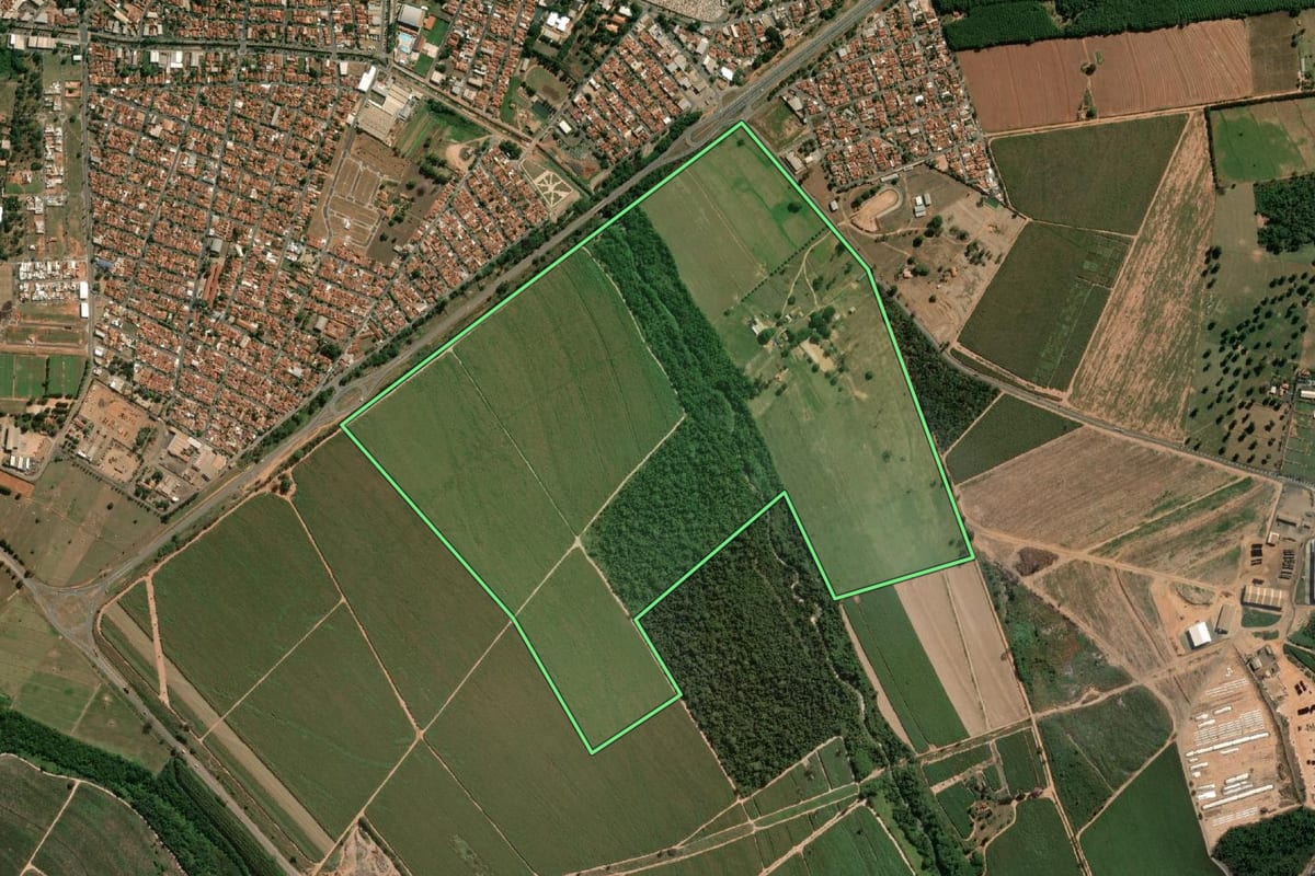 Imagem de satélite do imóvel rural em Novo Horizonte (SP), com o contorno declarado no CAR desenhado por cima.