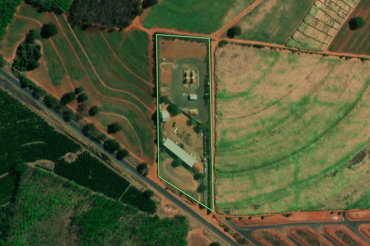 Imagem de satélite do imóvel rural em Novo Horizonte (SP), com o contorno declarado no CAR desenhado por cima.
