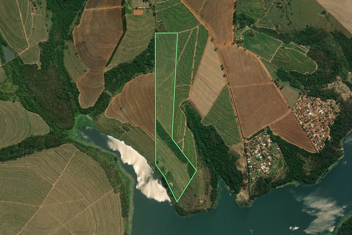 Imagem de satélite do imóvel rural em Novo Horizonte (SP), com o contorno declarado no CAR desenhado por cima.