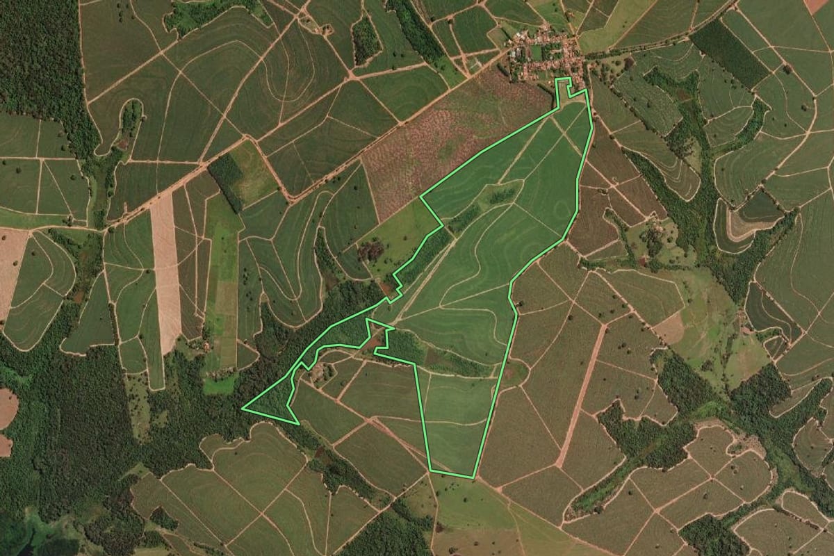 Imagem de satélite do imóvel rural em Novo Horizonte (SP), com o contorno declarado no CAR desenhado por cima.