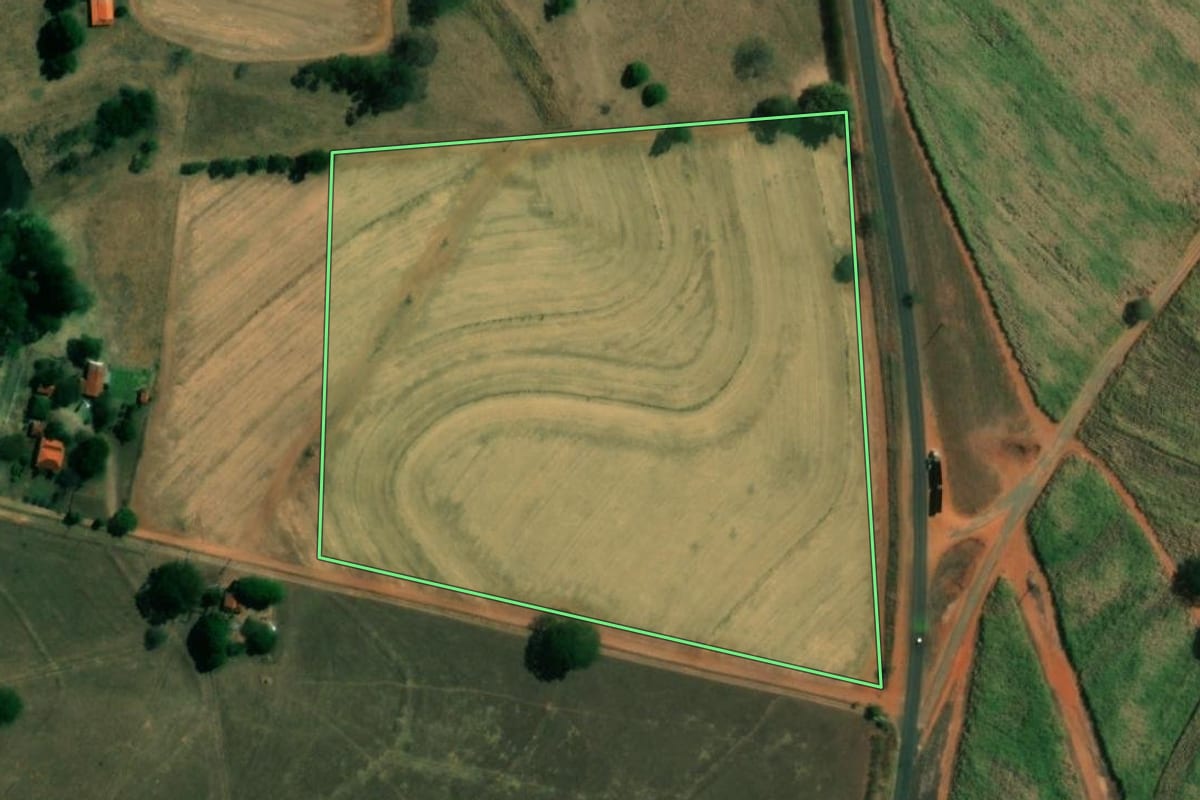 Imagem de satélite do imóvel rural em Novo Horizonte (SP), com o contorno declarado no CAR desenhado por cima.