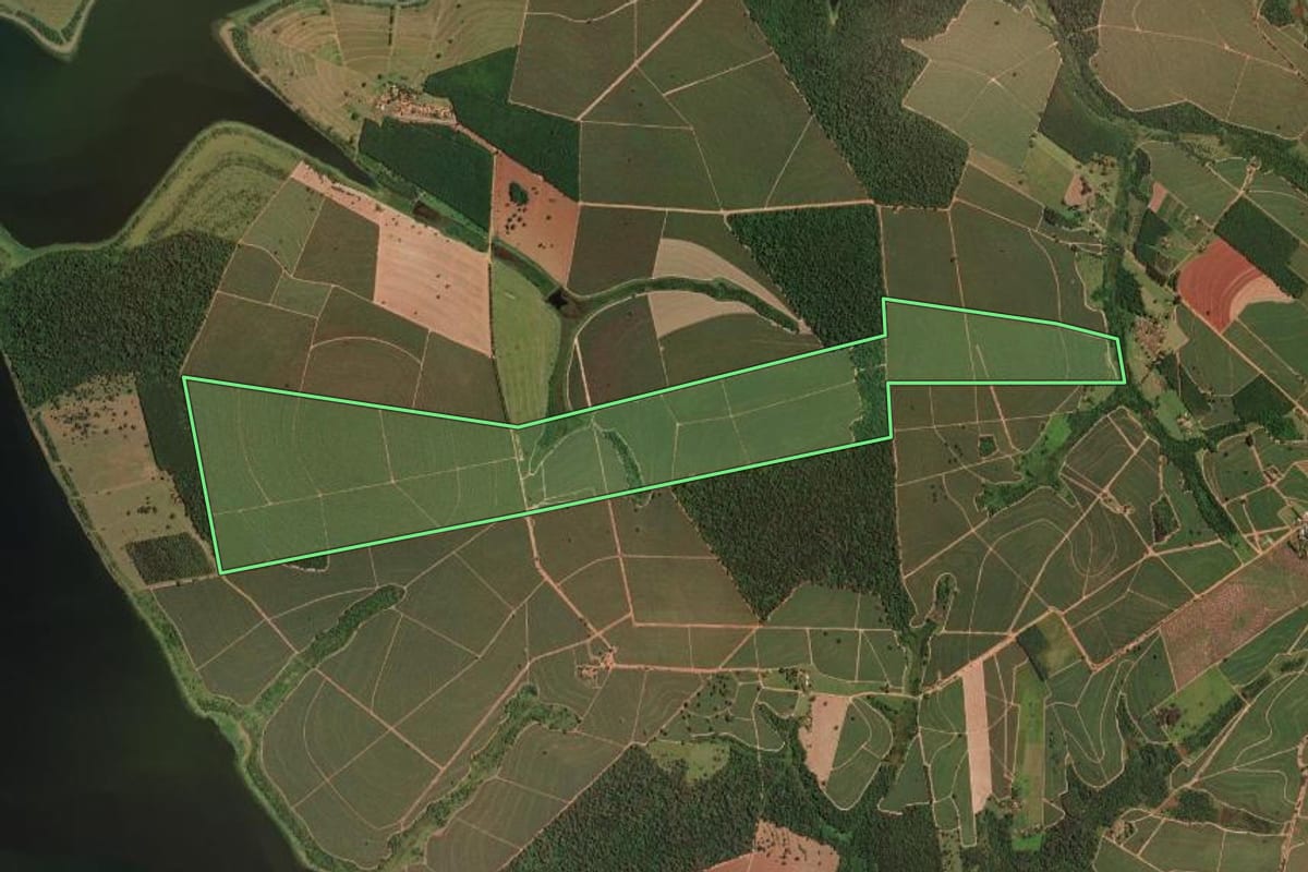 Imagem de satélite do imóvel rural em Novo Horizonte (SP), com o contorno declarado no CAR desenhado por cima.