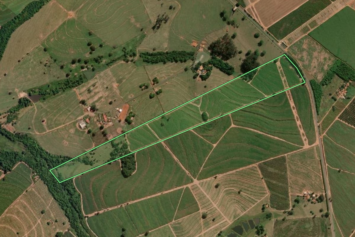 Imagem de satélite do imóvel rural em Novo Horizonte (SP), com o contorno declarado no CAR desenhado por cima.