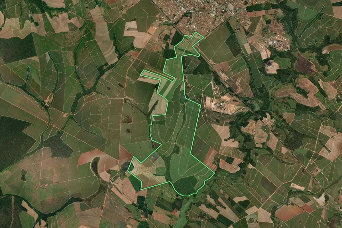 Imagem de satélite do imóvel rural em Novo Horizonte (SP), com o contorno declarado no CAR desenhado por cima.