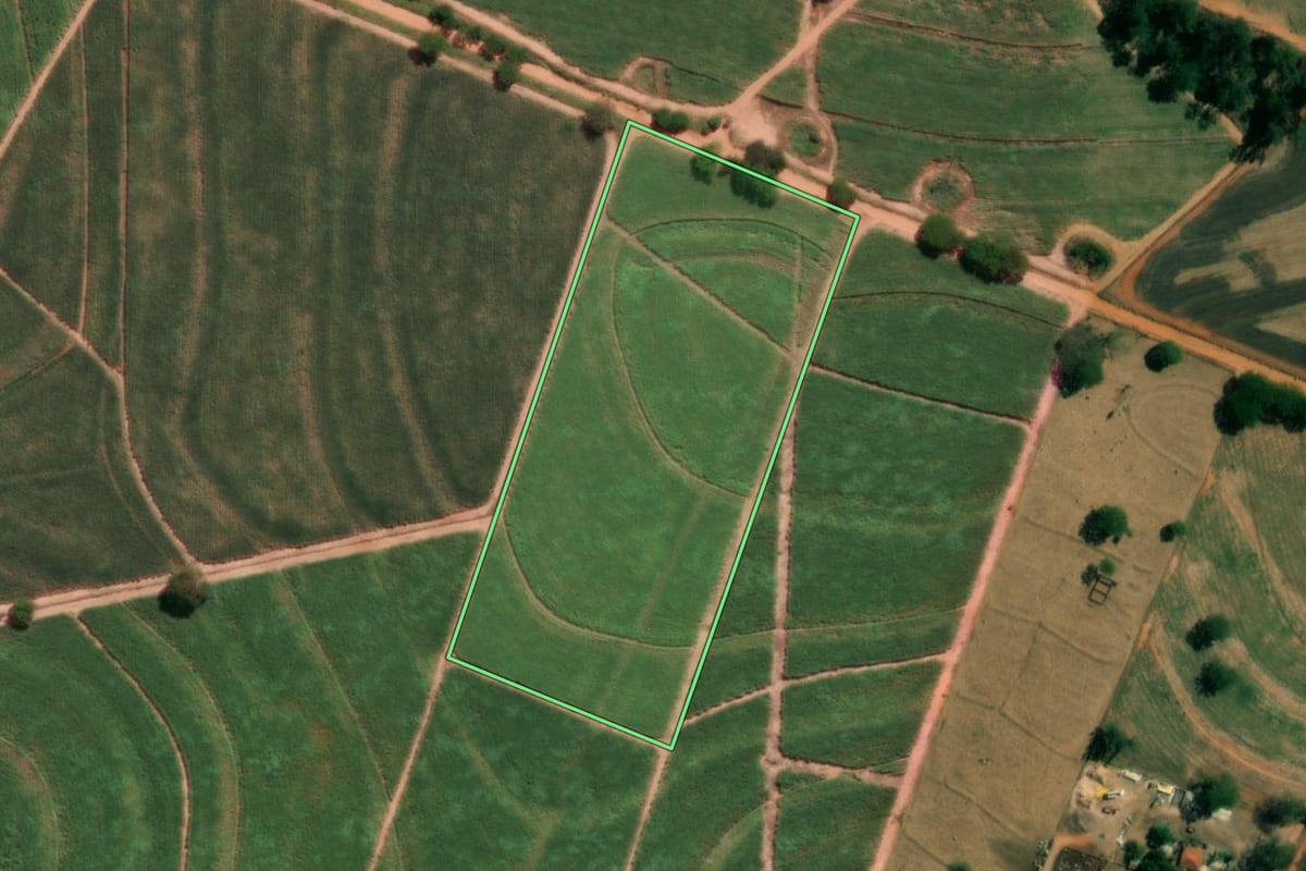 Imagem de satélite do imóvel rural em Novo Horizonte (SP), com o contorno declarado no CAR desenhado por cima.