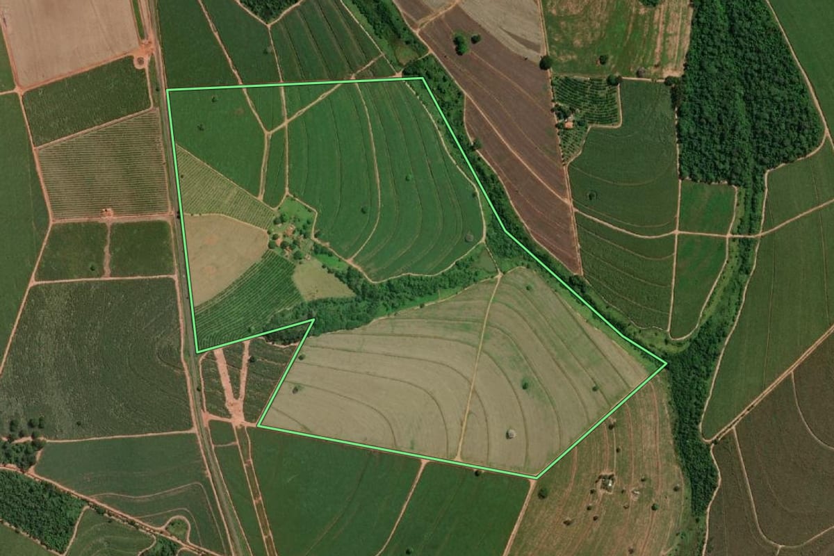 Imagem de satélite do imóvel rural em Novo Horizonte (SP), com o contorno declarado no CAR desenhado por cima.
