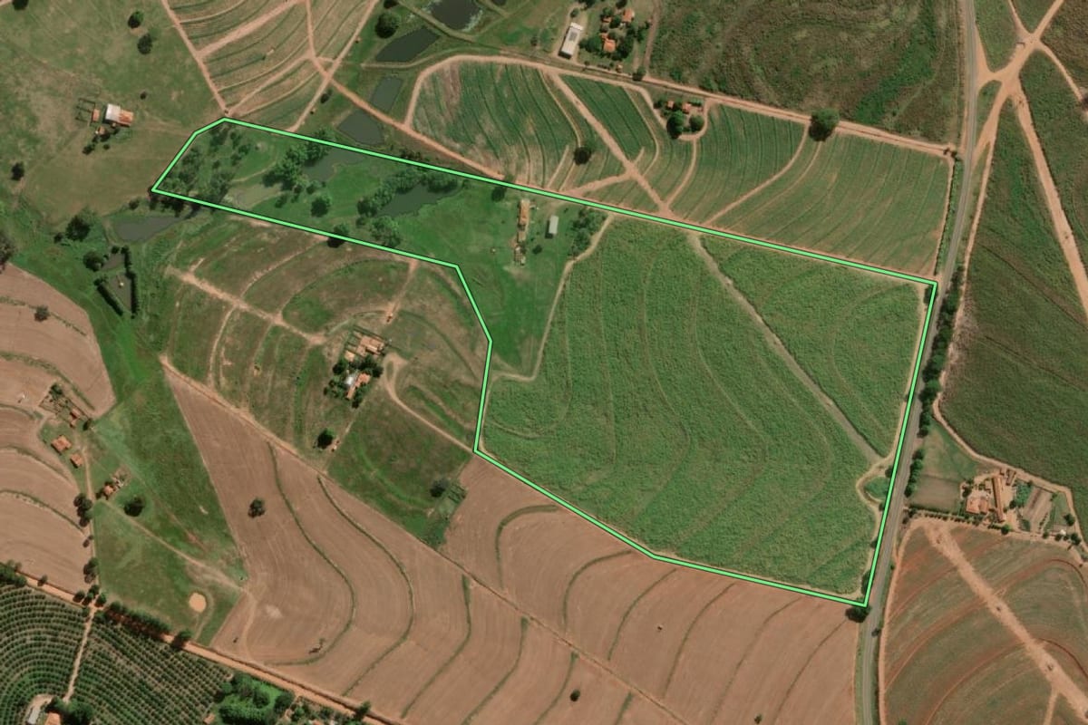 Imagem de satélite do imóvel rural em Novo Horizonte (SP), com o contorno declarado no CAR desenhado por cima.